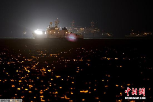 當?shù)貢r間2014年4月24日，搜救人員在韓國全羅南道珍島郡海域24小時不分晝夜的搜尋沉船事故失蹤者。