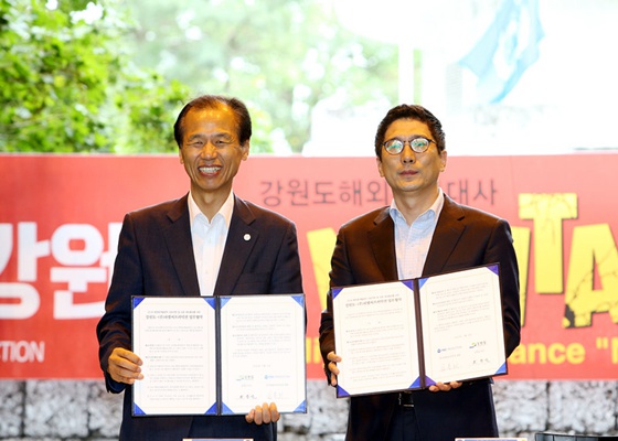 江原道道知事（左）與PMC制作公司簽署合作協(xié)議。(圖片來源：江原道道廳)