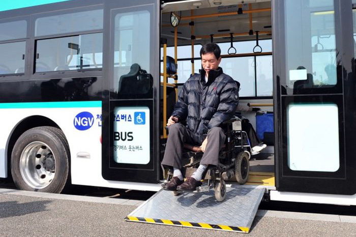 韓國的公交車上不僅有輪椅專用空間。上下車時，司機還會貼心地降下斜坡板。地鐵站的樓梯也有提供輪椅的升降裝置，讓殘障人士能夠真正地無障礙出行。（圖片來自網絡）