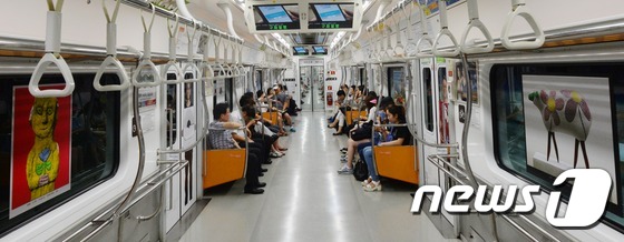 首爾地鐵三號線變身“移動美術(shù)館 ”【組圖】