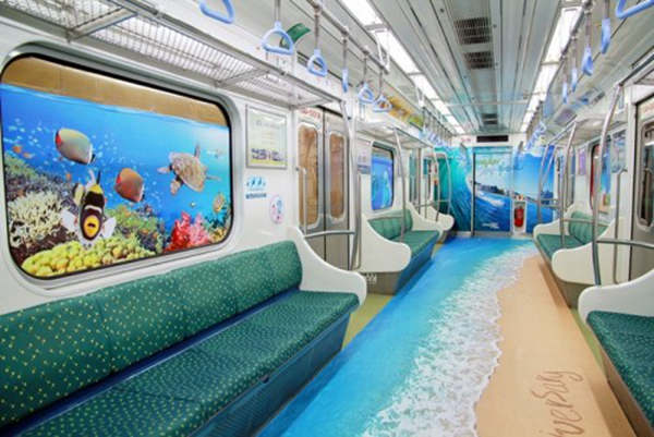 釜山交通公社在經過海云臺等釜山著名海岸景點的二號線地鐵上布置了“海灘地鐵”，為乘客帶來清涼一夏。（圖片來源：釜山交通公社）