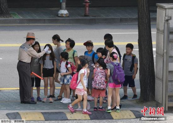當?shù)貢r間2015年6月17日，韓國首爾，小學生在排隊量體溫。