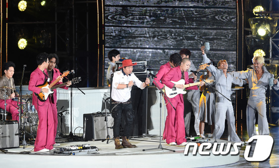 權(quán)志龍IU助陣《無限挑戰(zhàn)歌謠祭》 劉在石樸振英跨界合作嗨翻天【組圖】