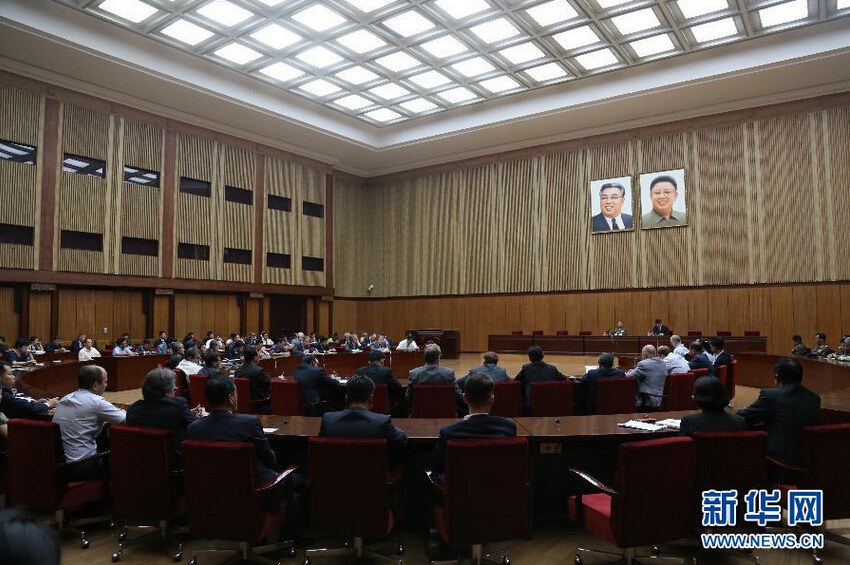 這是8月21日在朝鮮首都平壤拍攝的朝鮮半島局勢報告會現場。