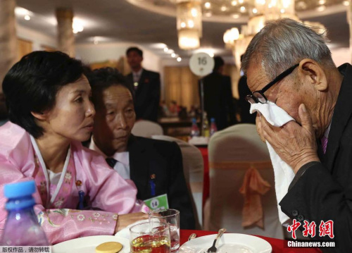 資料圖片：去年2月，韓國與朝鮮舉行了為期3天2夜的朝韓離散家屬團(tuán)聚活動。活動結(jié)束時，由于不知何時再能團(tuán)聚，離別現(xiàn)場成了一片淚海。