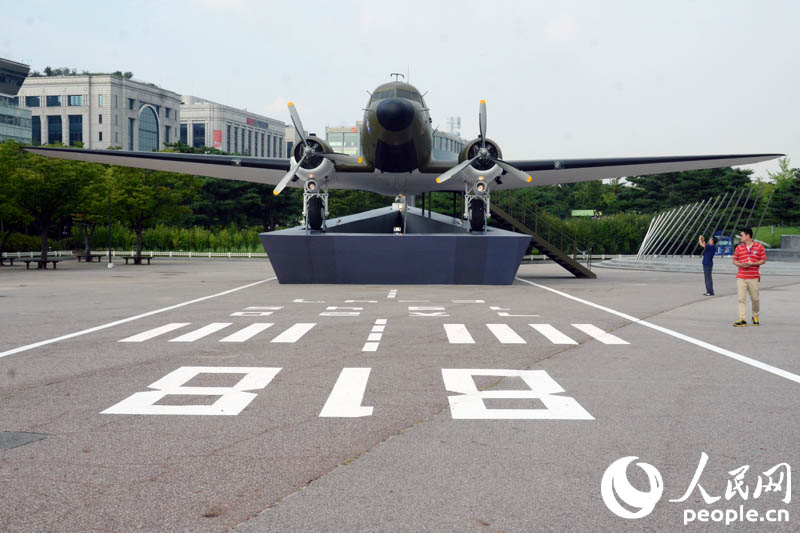為紀(jì)念韓國光復(fù)70周年，近日，首爾市政府在汝矣島公園展出了韓國臨時政府主席金九、獨立運動家張俊河、尹慶彬等人曾搭乘過的C-47飛機。(拍攝：李美林)