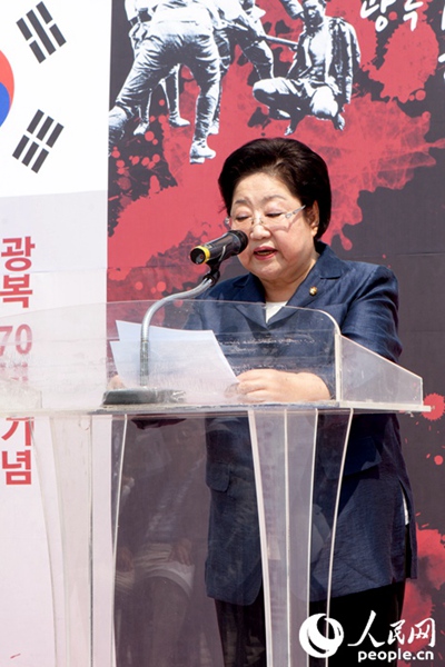 “紀(jì)念世界反法西斯戰(zhàn)爭勝利70周年日軍侵略罪行圖片展”在首爾舉行【組圖】