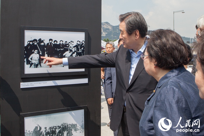 “紀(jì)念世界反法西斯戰(zhàn)爭(zhēng)勝利70周年日軍侵略罪行圖片展”在首爾舉行【組圖】