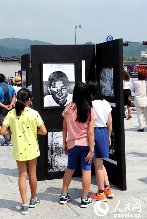 “紀(jì)念世界反法西斯戰(zhàn)爭(zhēng)勝利70周年日軍侵略罪行圖片展”在首爾舉行【組圖】