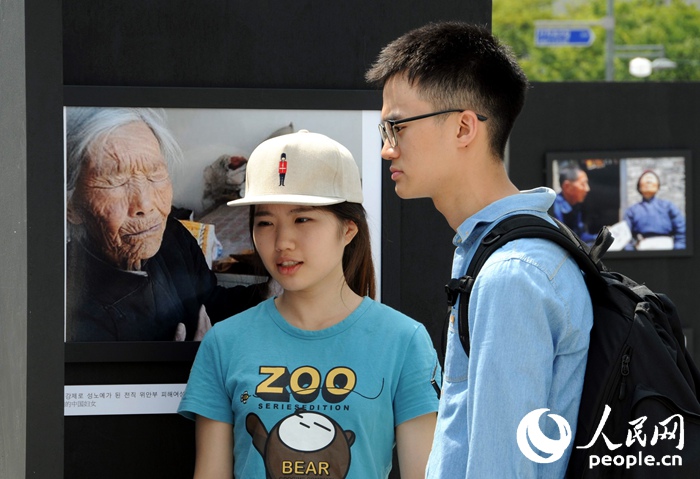 “紀念世界反法西斯戰(zhàn)爭勝利70周年日軍侵略罪行圖片展”在首爾舉行【組圖】