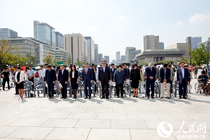 “紀(jì)念世界反法西斯戰(zhàn)爭勝利70周年日軍侵略罪行圖片展”在首爾舉行【組圖】