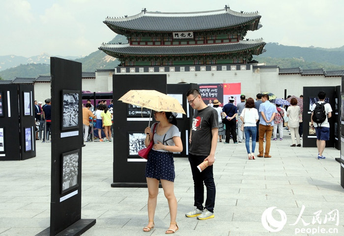 “紀念世界反法西斯戰(zhàn)爭勝利70周年日軍侵略罪行圖片展”在首爾舉行【組圖】