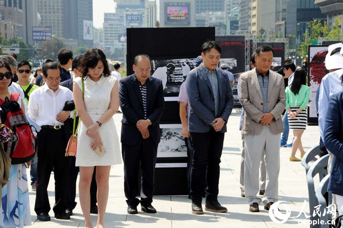 “紀(jì)念世界反法西斯戰(zhàn)爭勝利70周年日軍侵略罪行圖片展”在首爾舉行【組圖】