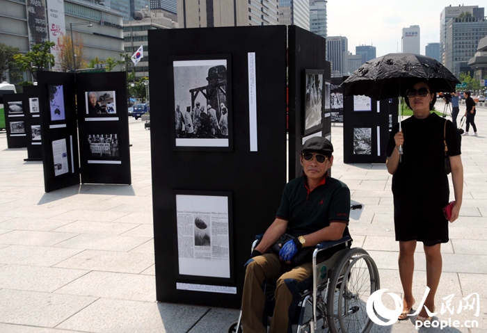 “紀念世界反法西斯戰(zhàn)爭勝利70周年日軍侵略罪行圖片展”在首爾舉行【組圖】