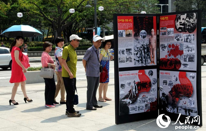 “紀(jì)念世界反法西斯戰(zhàn)爭(zhēng)勝利70周年日軍侵略罪行圖片展”在首爾舉行【組圖】