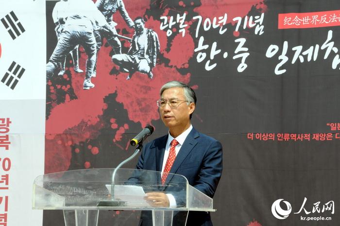 “紀(jì)念世界反法西斯戰(zhàn)爭勝利70周年日軍侵略罪行圖片展”在首爾舉行【組圖】