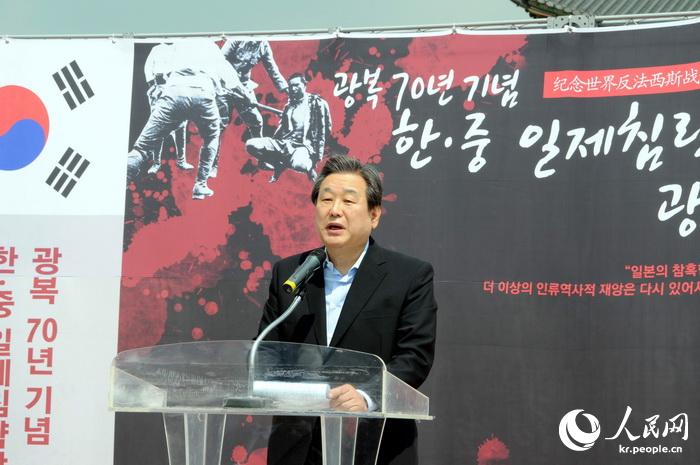 “紀念世界反法西斯戰(zhàn)爭勝利70周年日軍侵略罪行圖片展”在首爾舉行【組圖】