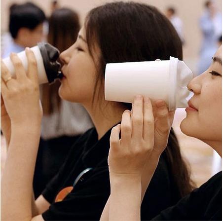 要火的節(jié)奏！韓國“親吻”咖啡杯蓋受追捧【組圖】