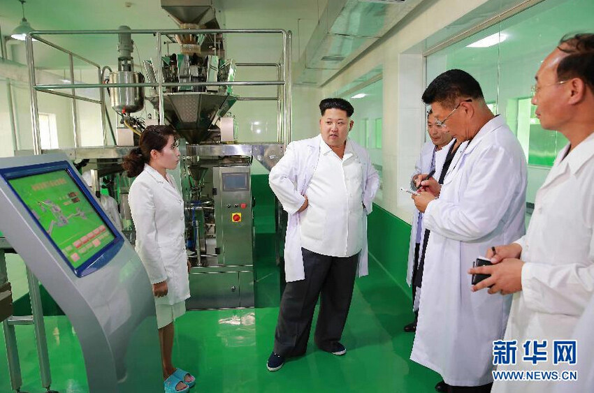 朝鮮最高領導人金正恩（左二）日前視察了新建成的平壤玉米加工工廠。