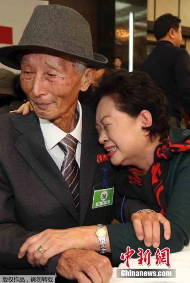 圖為當?shù)貢r間2014年2月25日，韓朝離散家屬第二輪會面活動結(jié)束，親屬間揮淚話別。  