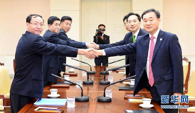 　9月7日，在韓朝邊界板門店韓方一側(cè)的“和平之家”，朝鮮代表團（左）與韓國代表團在會議現(xiàn)場握手合影。