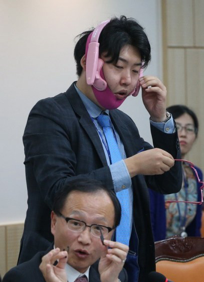 韓議員助理戴