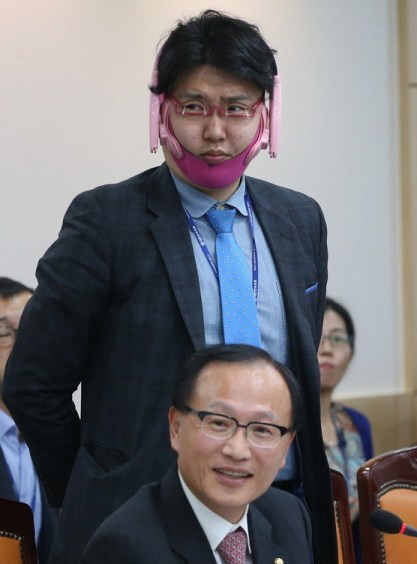 韓議員助理戴