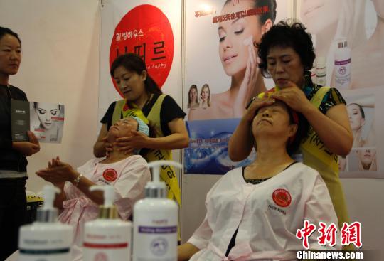 圖為民眾試用來自韓國的美容產(chǎn)品?！堄窭住z