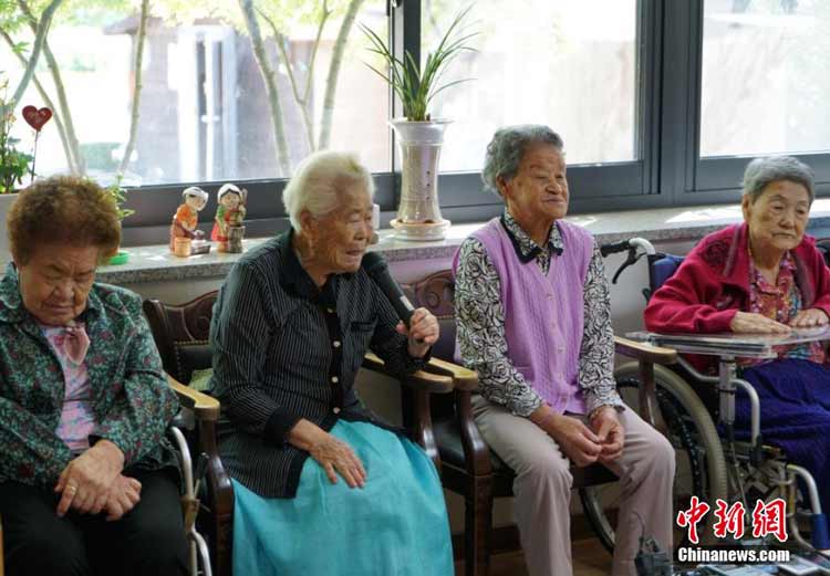 圖為在“分享之家”，四位昔日被日軍強征的“慰安婦”向記者講述自己的經(jīng)歷。 中新社發(fā) 吳旭 攝