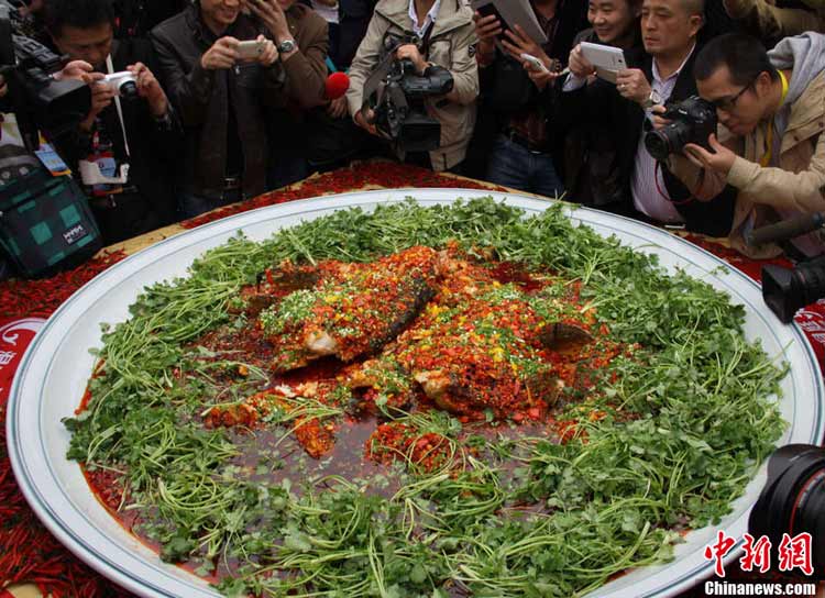 超大份韓國(guó)拌飯引圍觀 盤點(diǎn)餐桌上的吉尼斯世界紀(jì)錄（組圖）