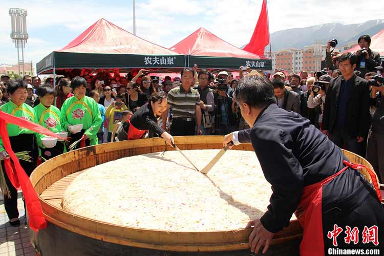 超大份韓國拌飯引圍觀 盤點餐桌上的吉尼斯世界紀(jì)錄（組圖）