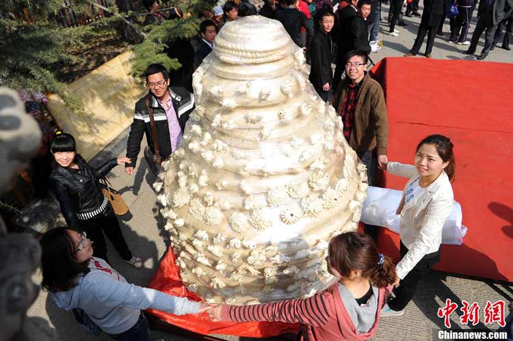 超大份韓國拌飯引圍觀 盤點(diǎn)餐桌上的吉尼斯世界紀(jì)錄（組圖）