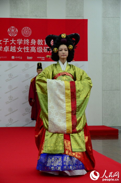 清華大學(xué)卓越女性高級(jí)研修班學(xué)員在韓體驗(yàn)韓服秀