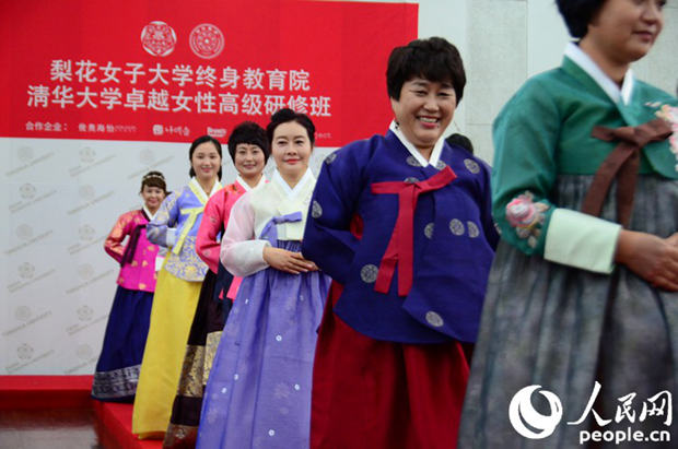 9月16日，清華大學(xué)卓越女性高級研修班一行在韓國梨花女子大學(xué)，進(jìn)行韓服走秀活動(dòng)體驗(yàn)。（照片拍攝：劉亞瓊）