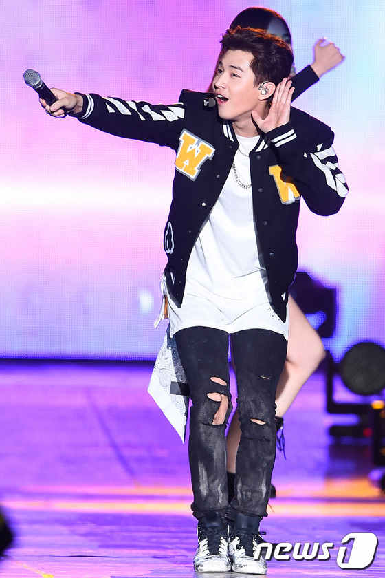 EXO、Super Junior、Red Velvet齊聚韓流演唱會(huì) 精彩表演火爆全場【組圖】