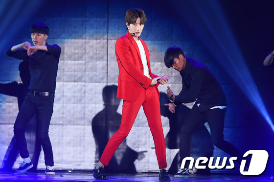 EXO、Super Junior、Red Velvet齊聚韓流演唱會 精彩表演火爆全場【組圖】