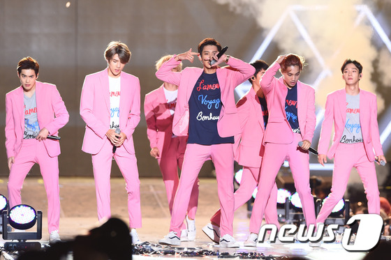 EXO、Super Junior、Red Velvet齊聚韓流演唱會(huì) 精彩表演火爆全場(chǎng)【組圖】