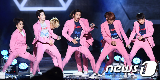 EXO、Super Junior、Red Velvet齊聚韓流演唱會 精彩表演火爆全場【組圖】