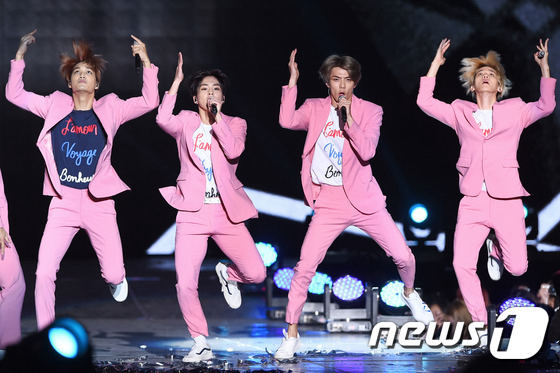 EXO、Super Junior、Red Velvet齊聚韓流演唱會(huì) 精彩表演火爆全場(chǎng)【組圖】