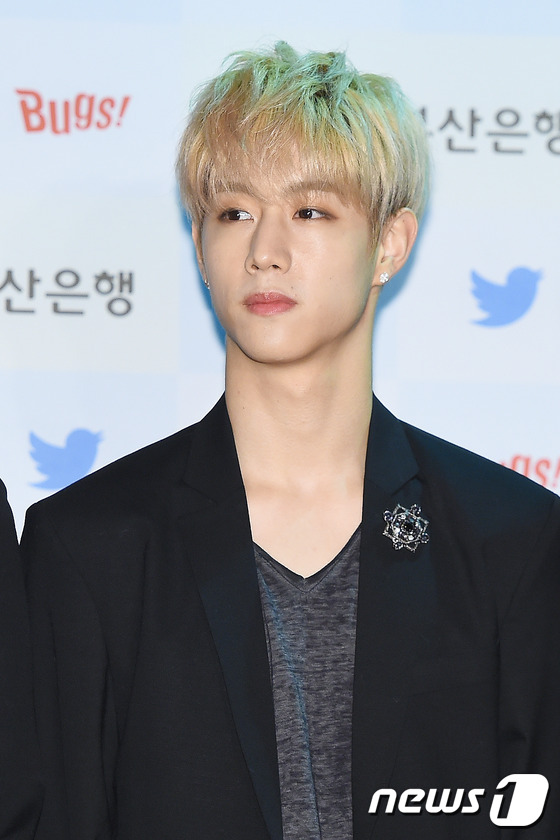 EXO混搭風(fēng)裝扮現(xiàn)身超吸睛 與GOT7同場拼人氣【組圖】