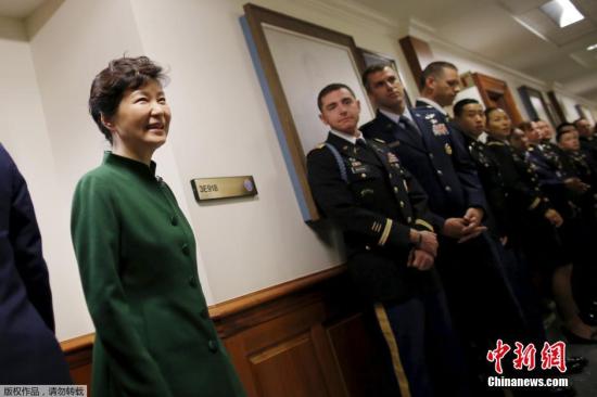 五角大樓內，樸槿惠與韓裔及美國的服役軍人交談。