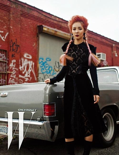 2NE1樸山多拉紐約拍寫真 演繹維多利亞宮廷風（組圖）