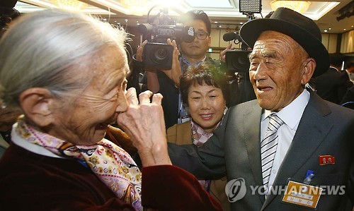 第20次韓朝離散家屬團聚活動的第一輪團聚20日在朝鮮金剛山離散家屬會面所啟動。韓方一位奶奶與朝方的丈夫相聚。