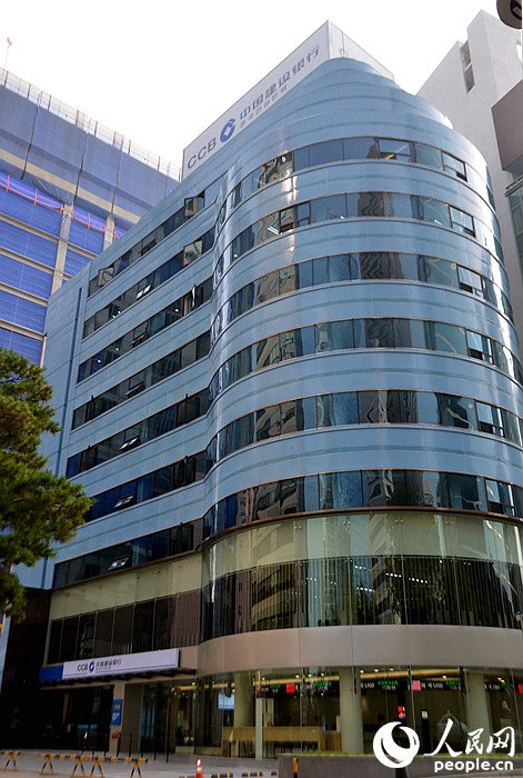 中國建設銀行首爾分行今年十月入駐明洞商業(yè)區(qū)，成為了第一家在韓國當地置業(yè)的外資銀行。 夏雪 攝