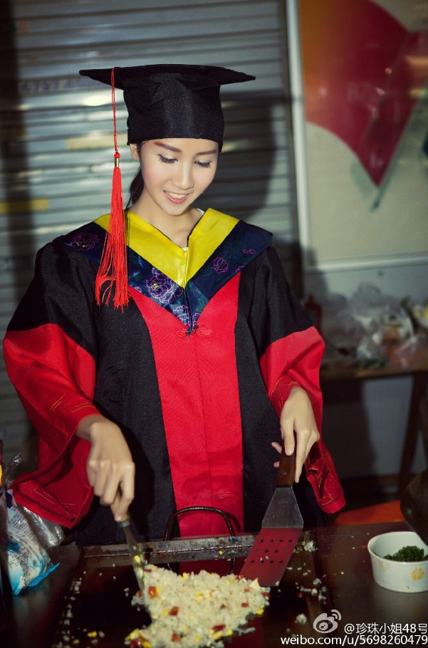 微博上流傳的“美女博士”炒飯照片
