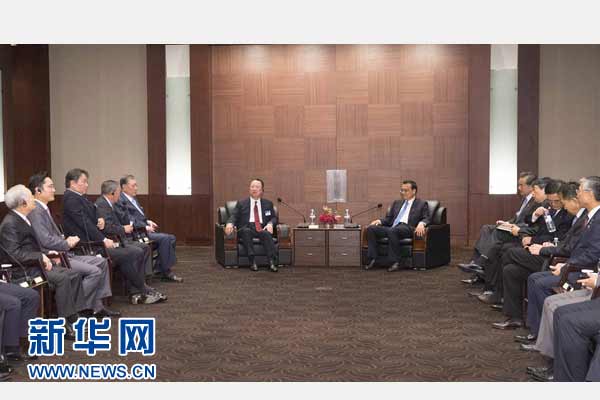 當(dāng)?shù)貢r(shí)間11月1日上午，國務(wù)院總理李克強(qiáng)在首爾下榻飯店會見韓國主要企業(yè)負(fù)責(zé)人。 新華社記者 黃敬文 攝