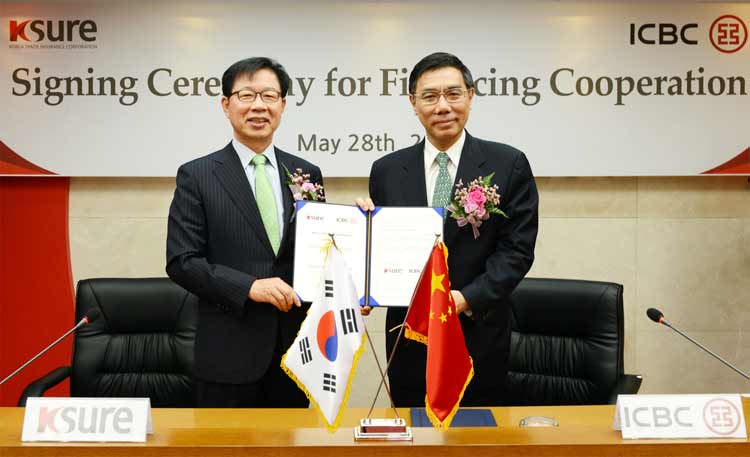 2015年5月，中國工商銀行董事長姜建清與韓國貿易保險公社簽訂全面戰(zhàn)略合作協(xié)議。