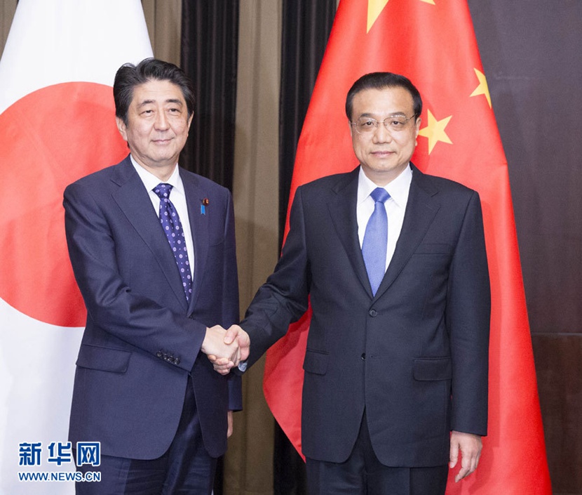 當(dāng)?shù)貢r(shí)間11月1日晚，國務(wù)院總理李克強(qiáng)在首爾下榻飯店應(yīng)約會(huì)見出席第六次中日韓領(lǐng)導(dǎo)人會(huì)議的日本首相安倍晉三。 新華社記者 黃敬文 攝