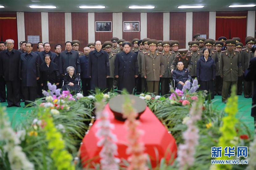  這張朝中社11月12日提供的照片顯示，朝鮮最高領(lǐng)導(dǎo)人金正恩（中）11日來到停放李乙雪靈柩的平壤中央勞動者會館，向李乙雪的遺體默哀致敬?！⌒氯A社/朝中社