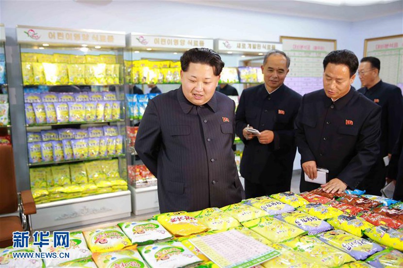 朝中社11月14日提供的照片顯示，朝鮮最高領(lǐng)導(dǎo)人金正恩（左一）日前視察了平壤兒童食品廠。
